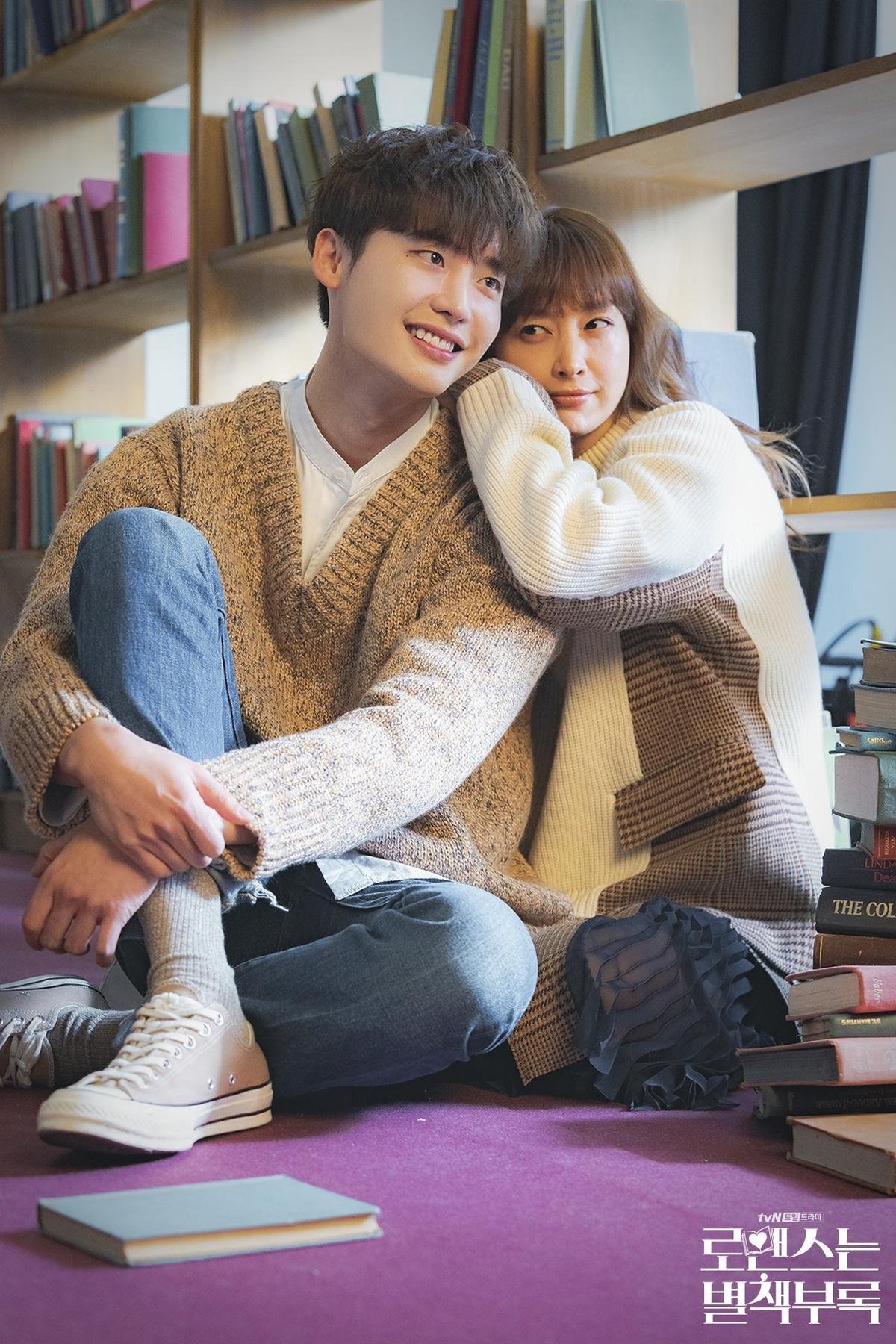 'Romance is a Bonus Book': Hậu trường lung linh của cặp đôi hơn kém 10 tuổi Lee Jong Suk - Lee Na Young Ảnh 13