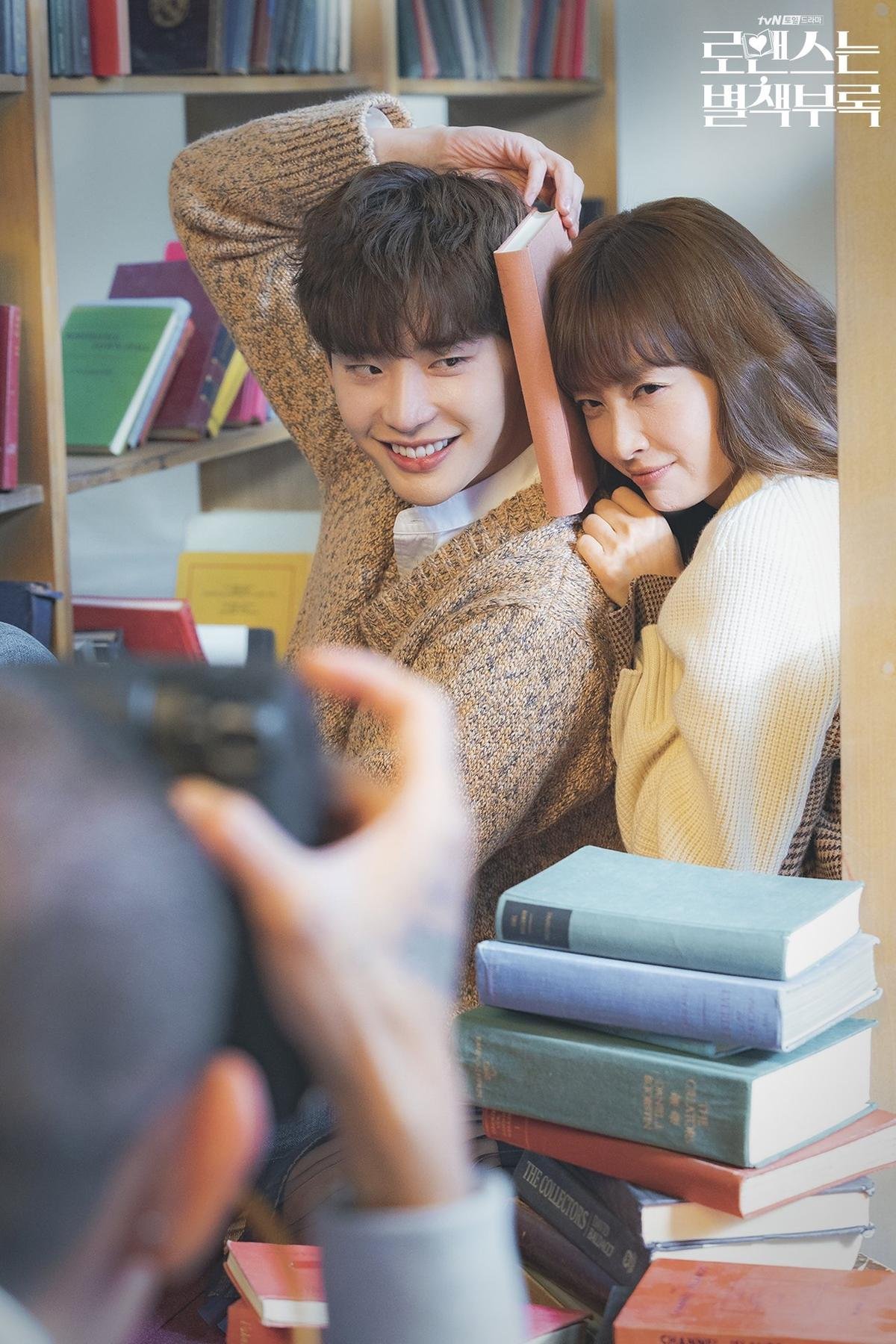 'Romance is a Bonus Book': Hậu trường lung linh của cặp đôi hơn kém 10 tuổi Lee Jong Suk - Lee Na Young Ảnh 14