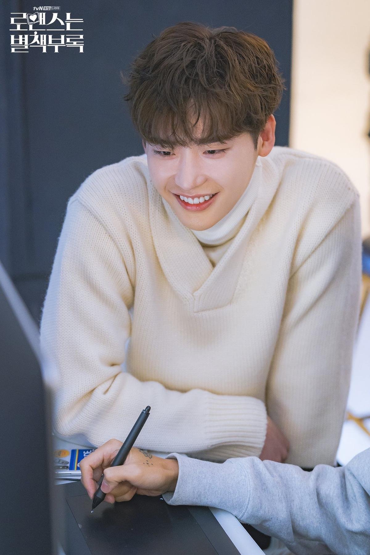 'Romance is a Bonus Book': Hậu trường lung linh của cặp đôi hơn kém 10 tuổi Lee Jong Suk - Lee Na Young Ảnh 7