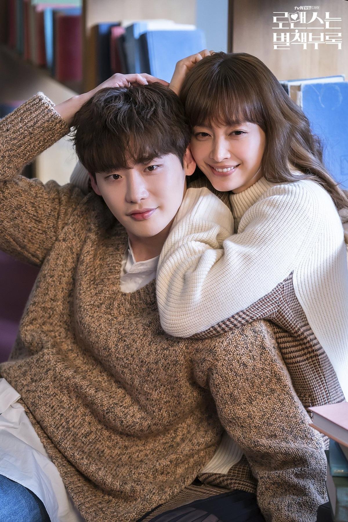 'Romance is a Bonus Book': Hậu trường lung linh của cặp đôi hơn kém 10 tuổi Lee Jong Suk - Lee Na Young Ảnh 12