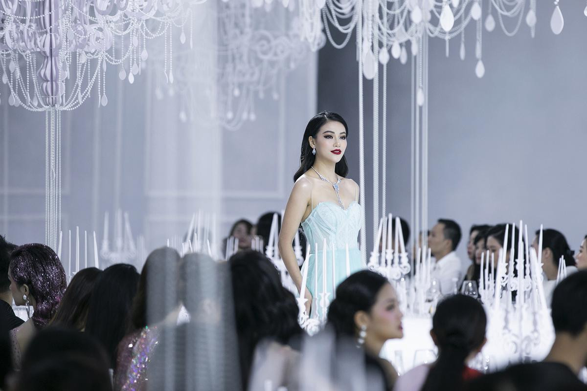 Giữa tâm bão scandal, Miss Earth Phương Khánh điềm nhiên cùng Minh Tú quét sạch sàn catwalk Ảnh 1