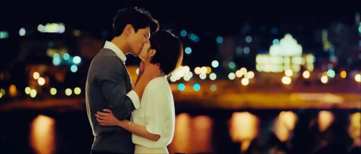 'Encounter' tập 11: Park Bo Gum tình tứ nắm tay Song Hye Kyo đi dạo trên đường cây thủy sam Ảnh 1