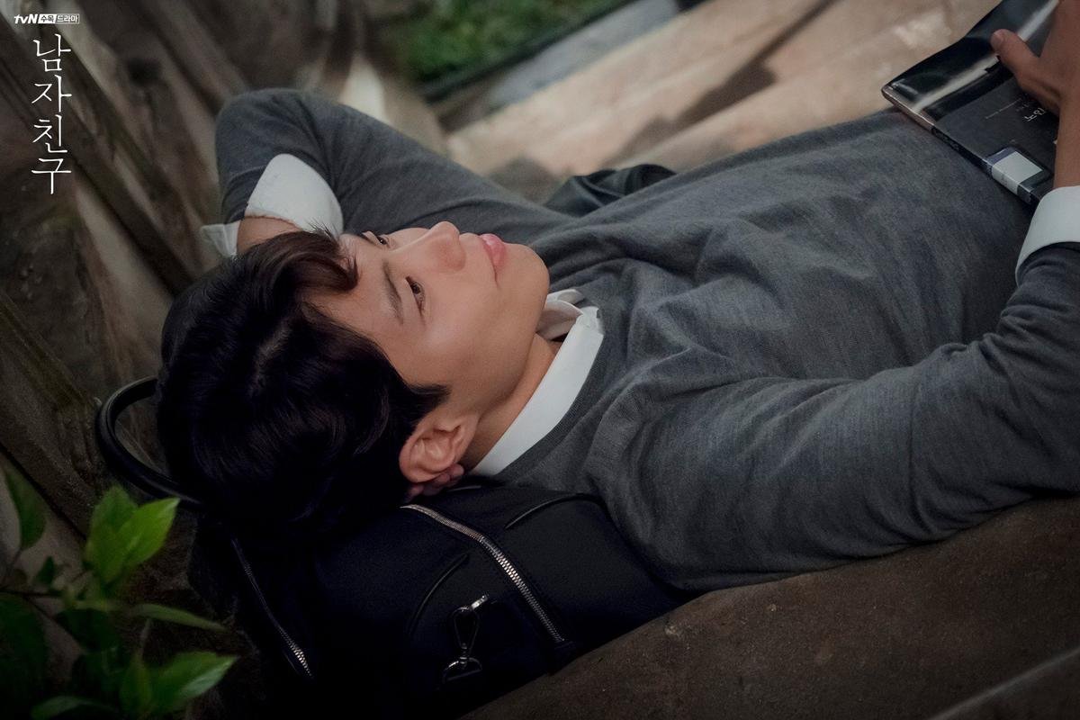 'Encounter' tập 11: Park Bo Gum tình tứ nắm tay Song Hye Kyo đi dạo trên đường cây thủy sam Ảnh 7