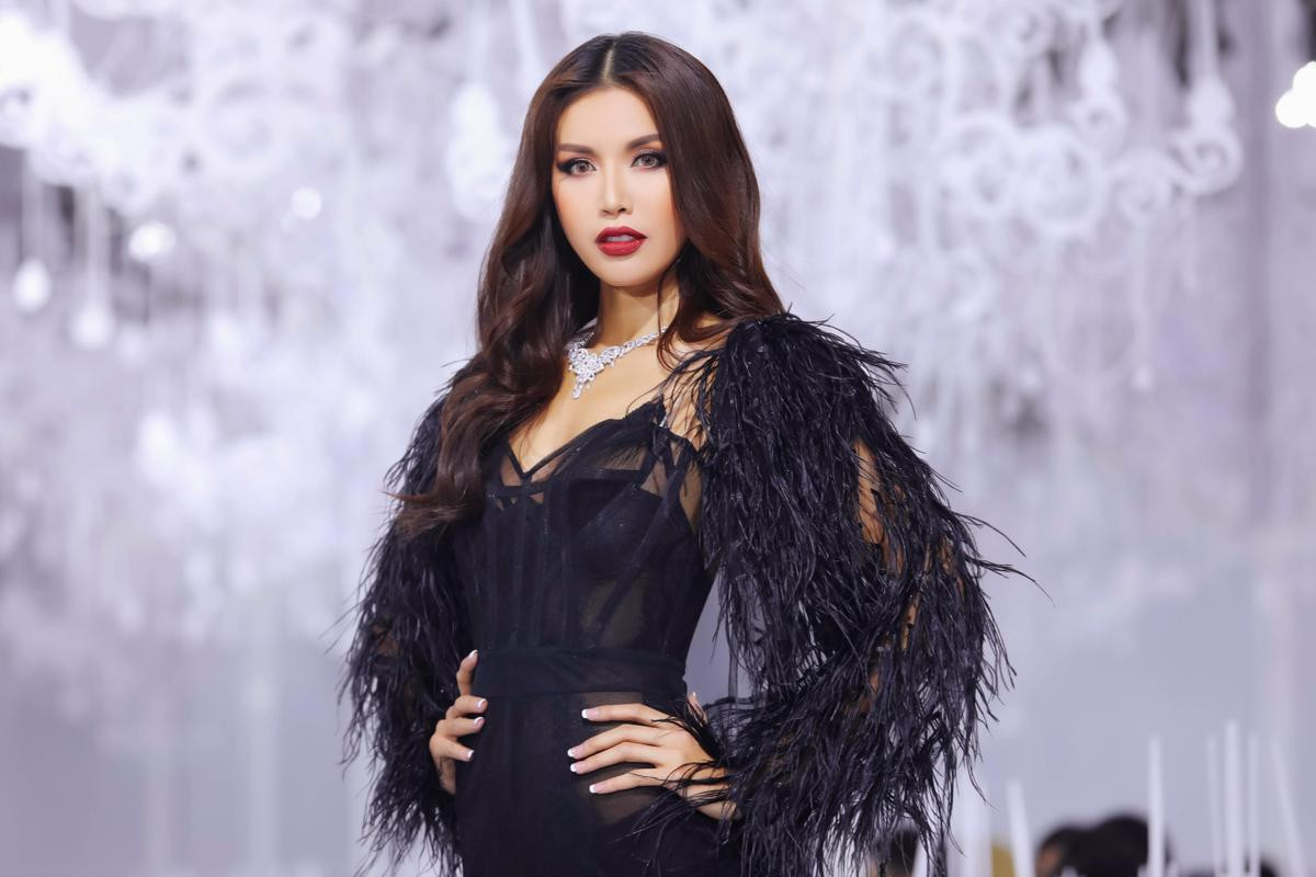 Nếu bạn nghĩ 'giấc mộng Hoa hậu' khiến Minh Tú 'xao lãng' nghiệp mẫu, xem ngay loạt ảnh catwalk 'thần thánh' của cô nàng nhé! Ảnh 4