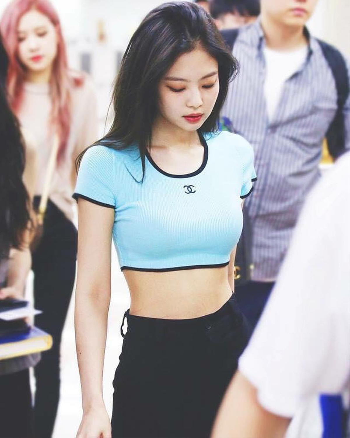 Fan té ngửa khi Jennie & Kai đều là con nghiền áo croptop Ảnh 3