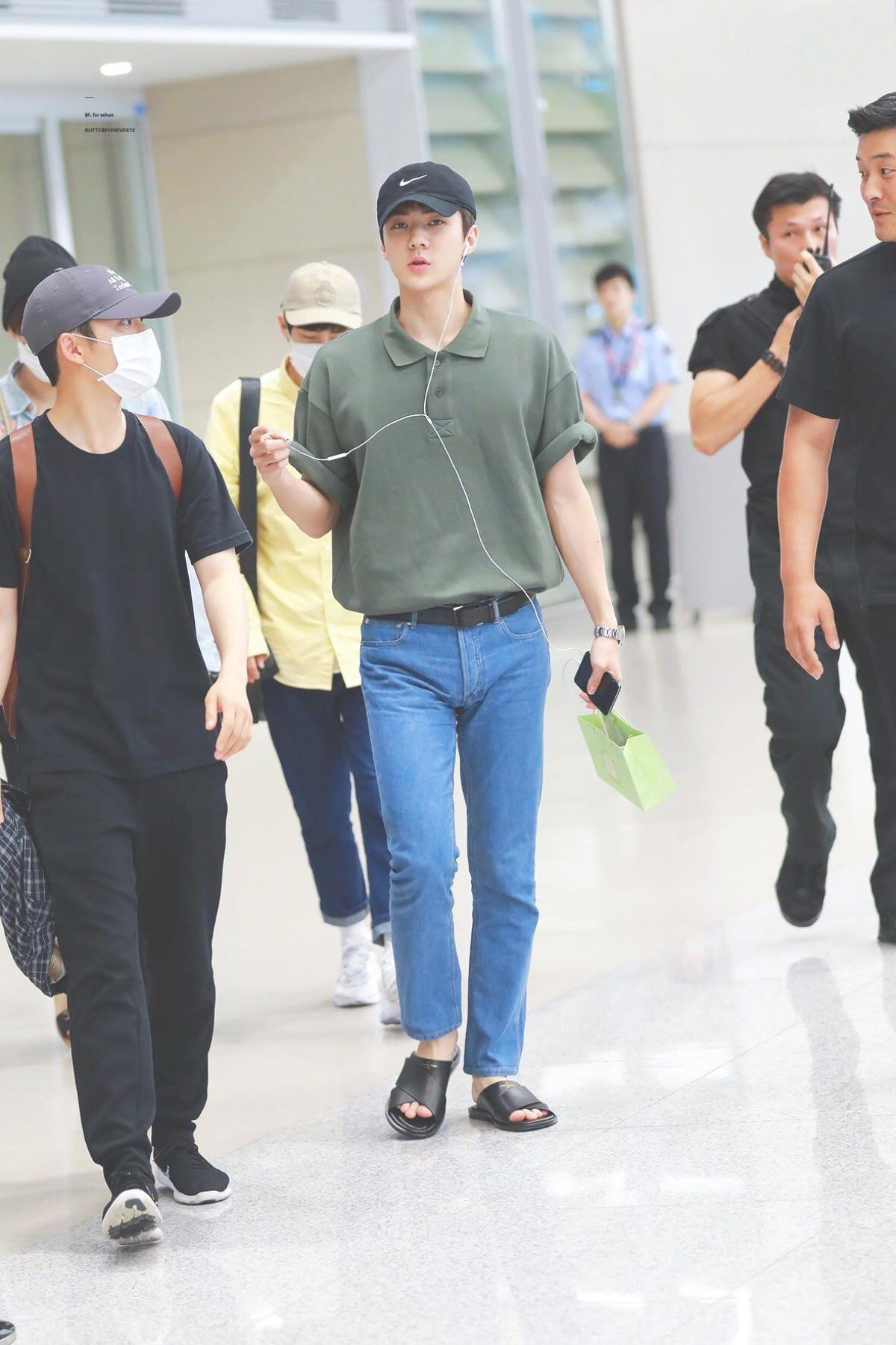 Em út ngày nào nay đã lớn, thời trang sân bay lịch lãm của Sehun (EXO) làm fan ná thở Ảnh 24