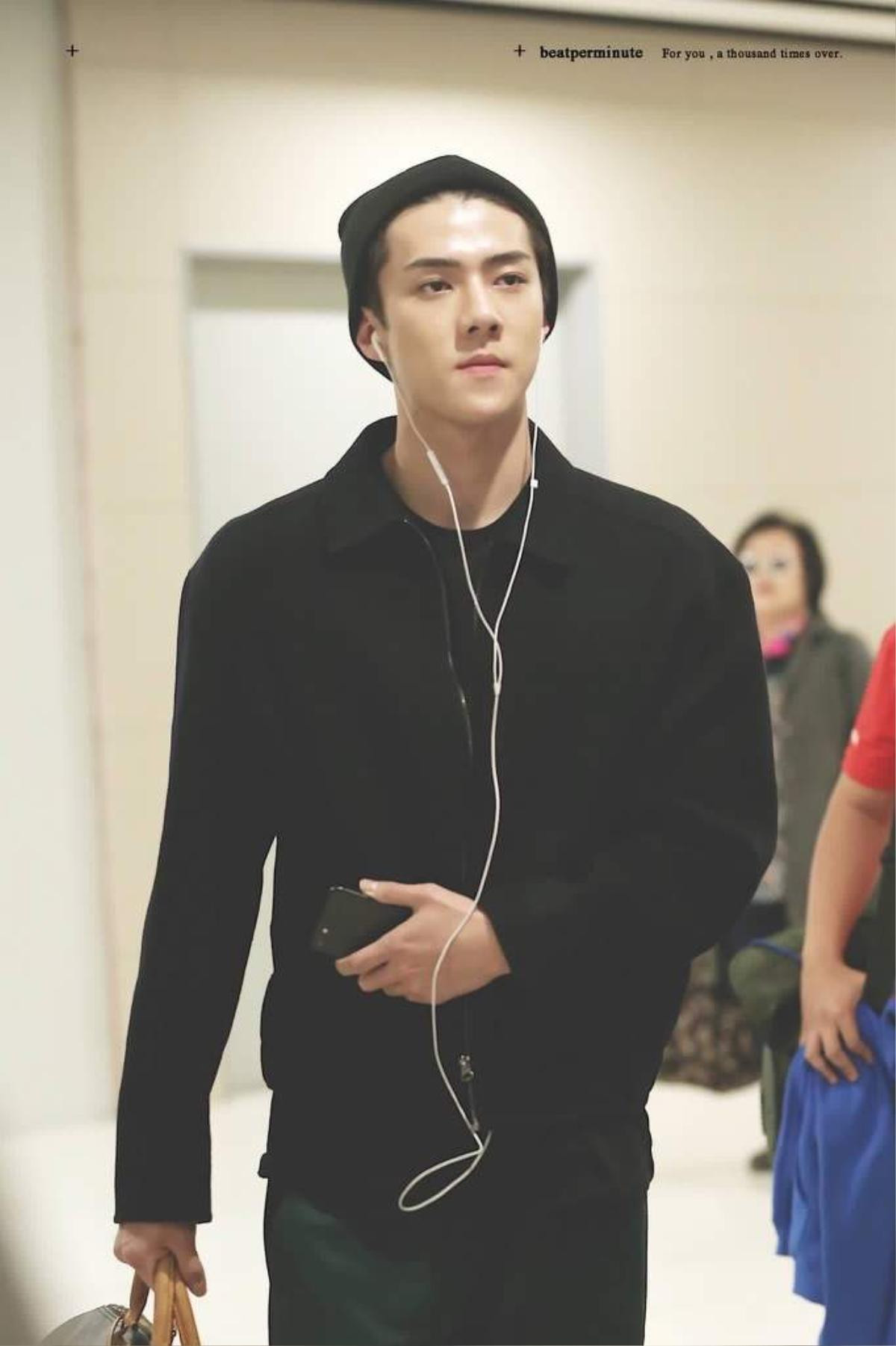 Em út ngày nào nay đã lớn, thời trang sân bay lịch lãm của Sehun (EXO) làm fan ná thở Ảnh 15