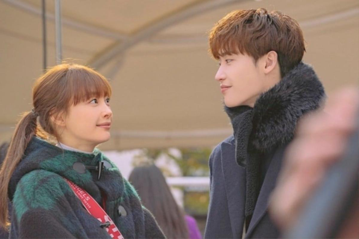 'Romance is a Bonus Book': Nắm tay tình tứ, hóa ra Lee Jong Suk - Lee Na Young thân thiết từ thời sinh viên Ảnh 3