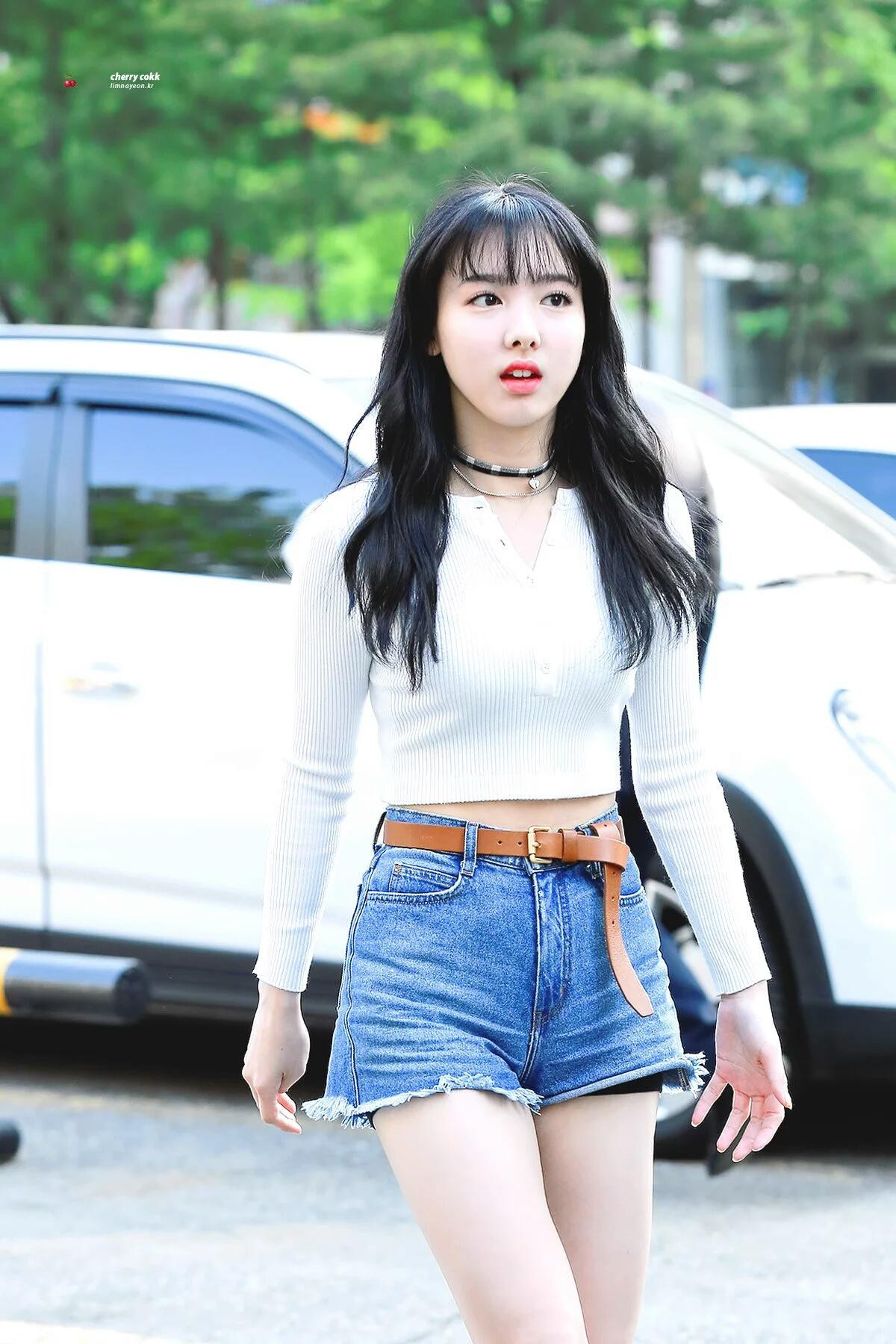 Bí quyết mặc đẹp như Nayeon (Twice) cho những cô nàng thường xuyên ‘viêm màng túi’ Ảnh 1