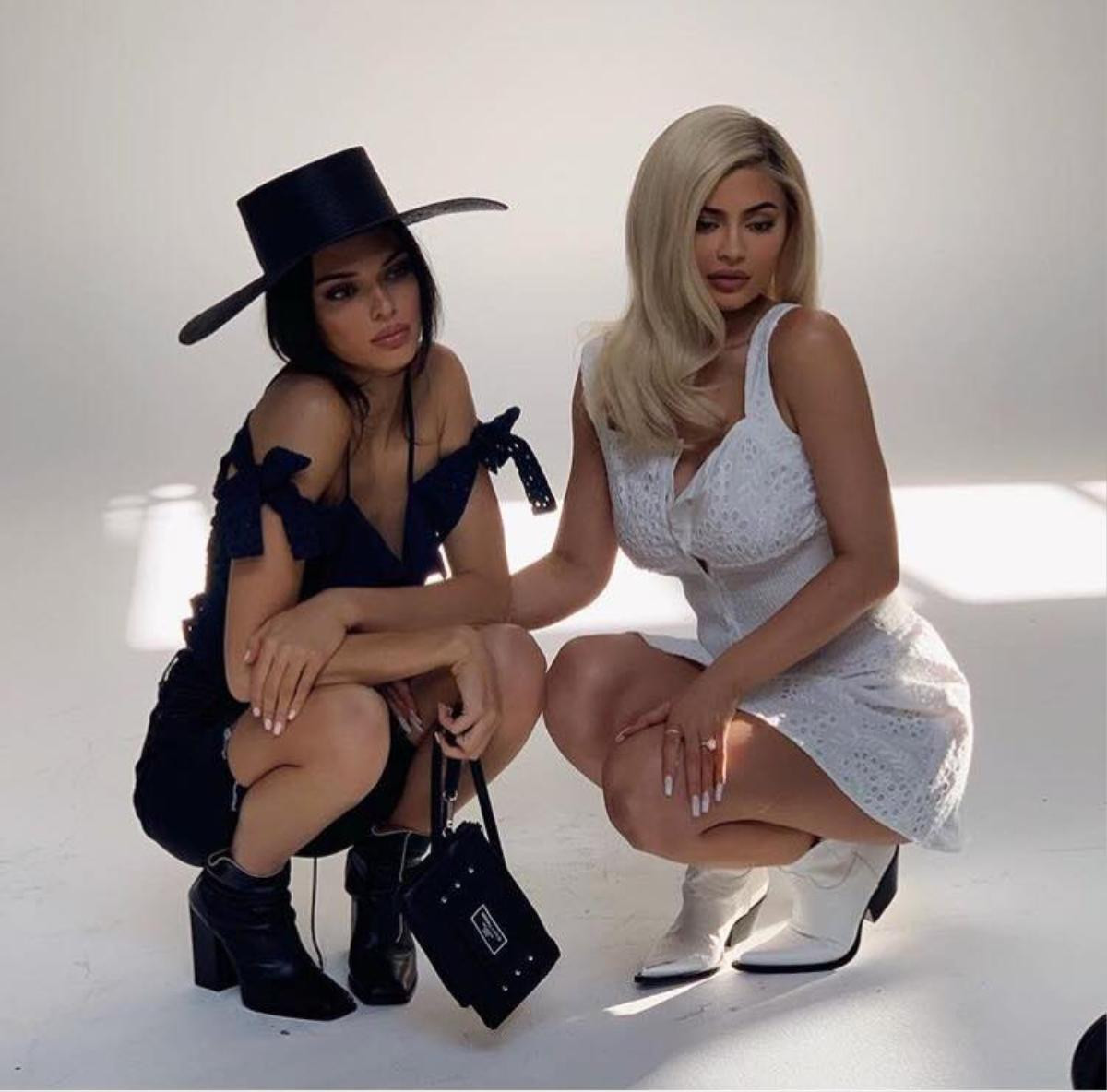 Chị em Kylie & Kendall khiến fan 'nóng ruột' khi hé lộ ảnh hậu trường bộ sưu tập mới Ảnh 2