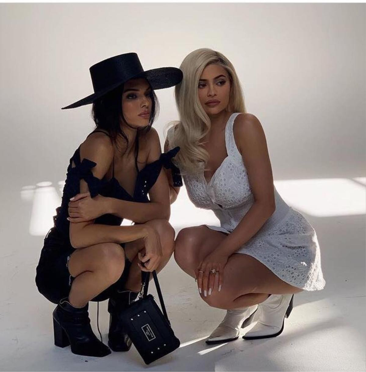 Chị em Kylie & Kendall khiến fan 'nóng ruột' khi hé lộ ảnh hậu trường bộ sưu tập mới Ảnh 3