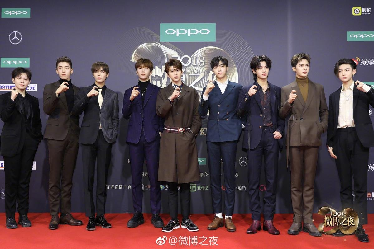 Thảm đỏ 'Đêm hội Weibo 2018': Nine Percent trẻ trung, Địch Lệ Nhiệt Ba đọ sắc cùng Cổ Lực Na Trát Ảnh 19