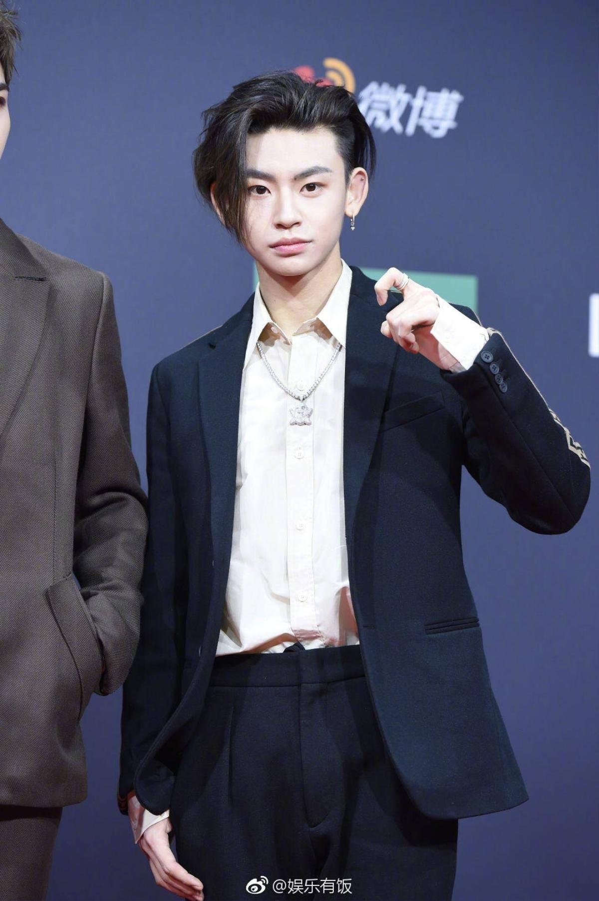 Thảm đỏ 'Đêm hội Weibo 2018': Nine Percent trẻ trung, Địch Lệ Nhiệt Ba đọ sắc cùng Cổ Lực Na Trát Ảnh 25