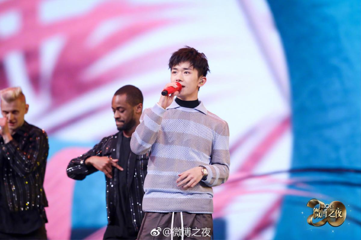 TFBOYS, NINE PERCENT cùng Jackson Wang (GOT7) và Tống Thiến bừng sáng trên sân khấu 'Đêm hội Weibo 2019' Ảnh 6