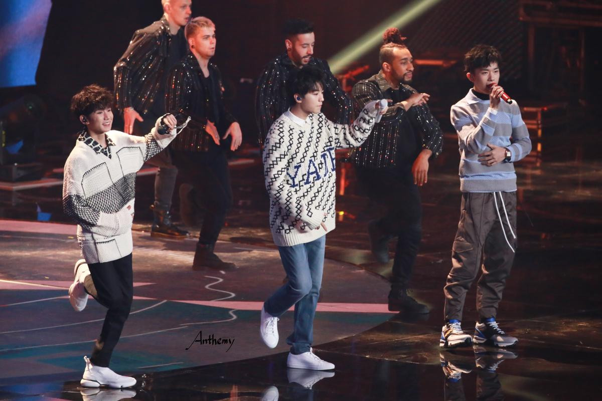 TFBOYS, NINE PERCENT cùng Jackson Wang (GOT7) và Tống Thiến bừng sáng trên sân khấu 'Đêm hội Weibo 2019' Ảnh 2