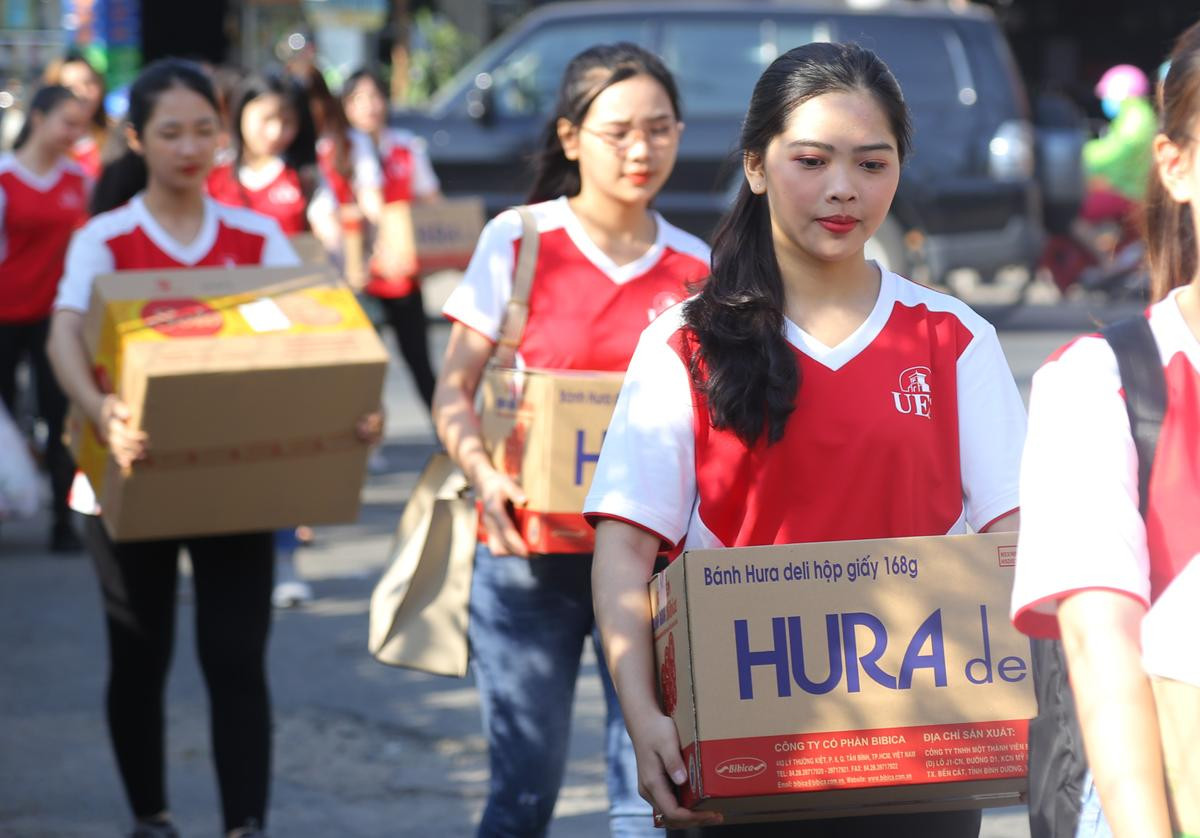 Những nữ sinh đẹp nhất Miss UEF 2019 giản dị với áo phông, quần jean đến thăm 130 cụ già neo đơn Ảnh 4