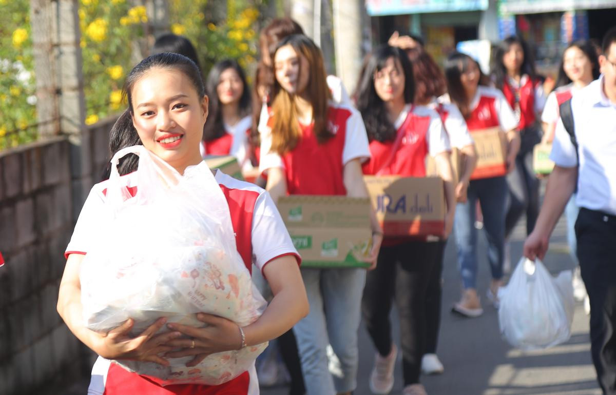 Những nữ sinh đẹp nhất Miss UEF 2019 giản dị với áo phông, quần jean đến thăm 130 cụ già neo đơn Ảnh 1