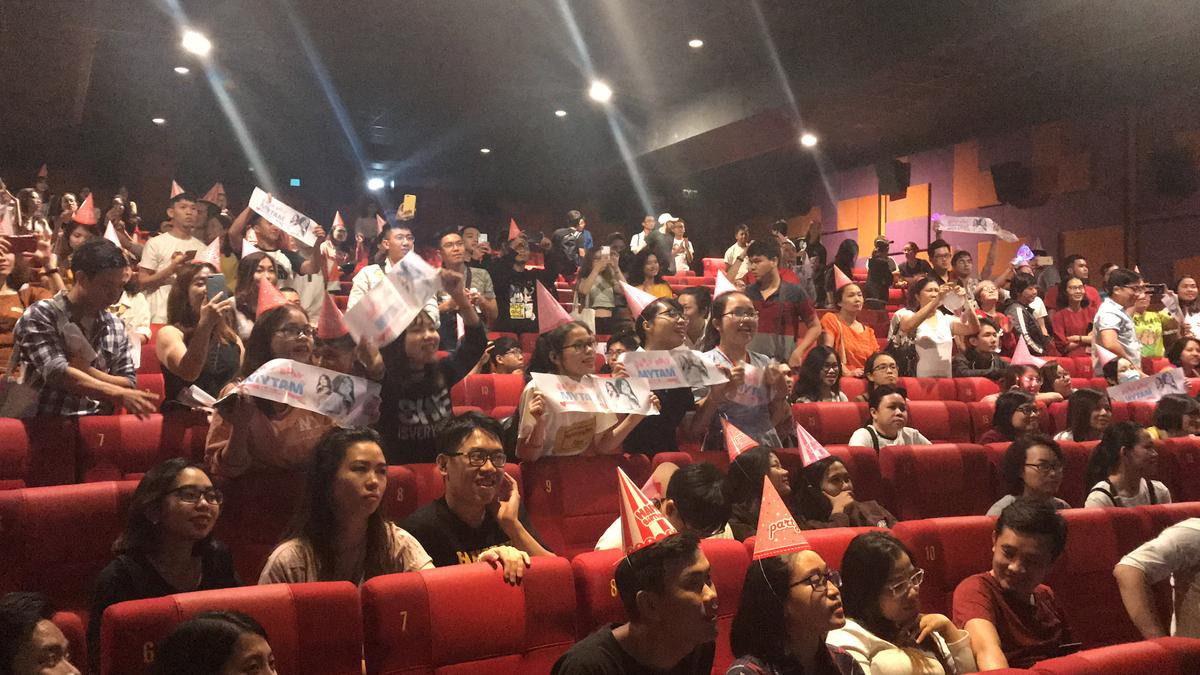 Mỹ Tâm khóc vì được fan bất ngờ tổ chức sinh nhật trong chuyến cinetour 'Chị trợ lý của anh' Ảnh 8