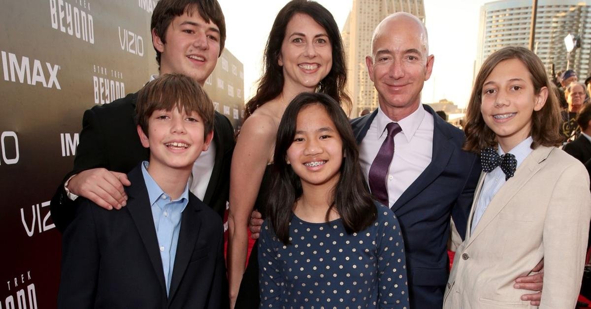 Jeff Bezos và vợ và 4 con.