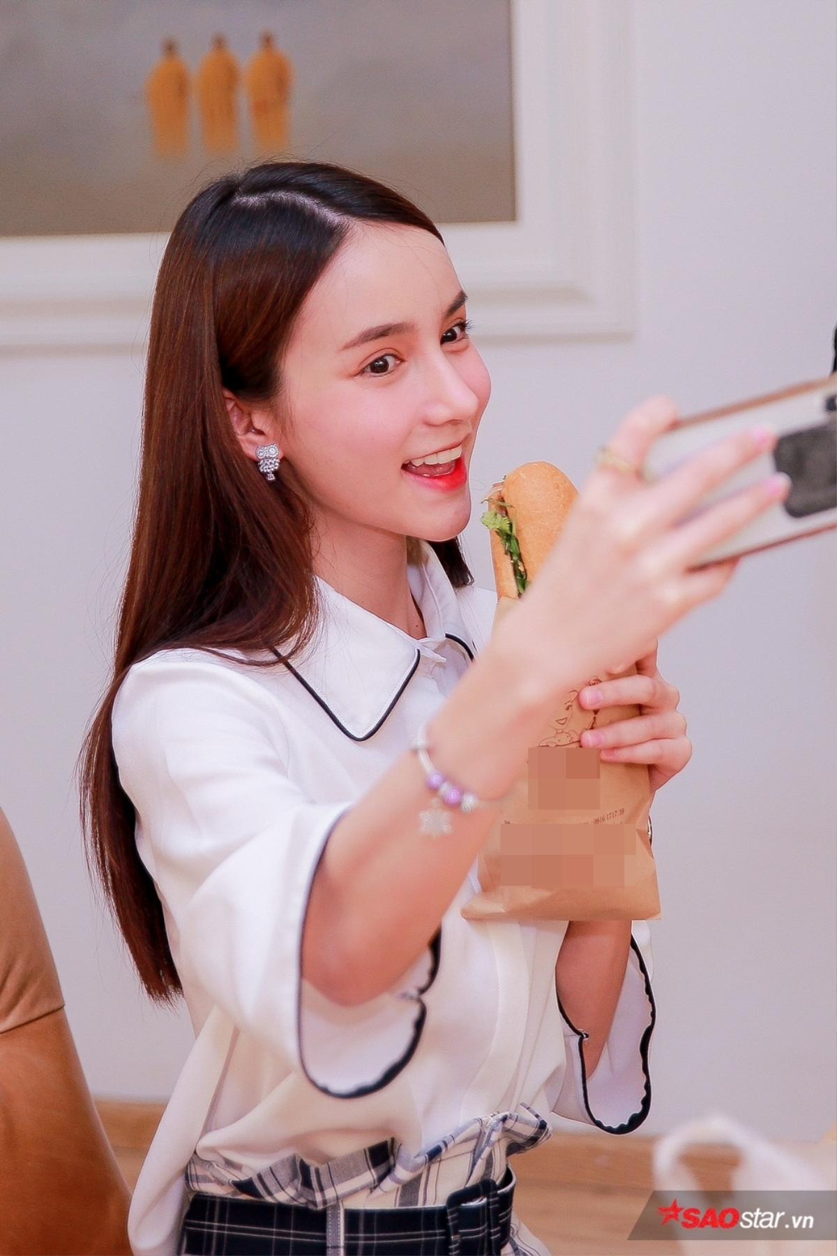 'Thiên thần chuyển giới' Yoshi hào hứng selfie với bánh mì, Hương Giang sang Nhật Bản làm giám khảo hoa hậu chuyển giới Ảnh 3