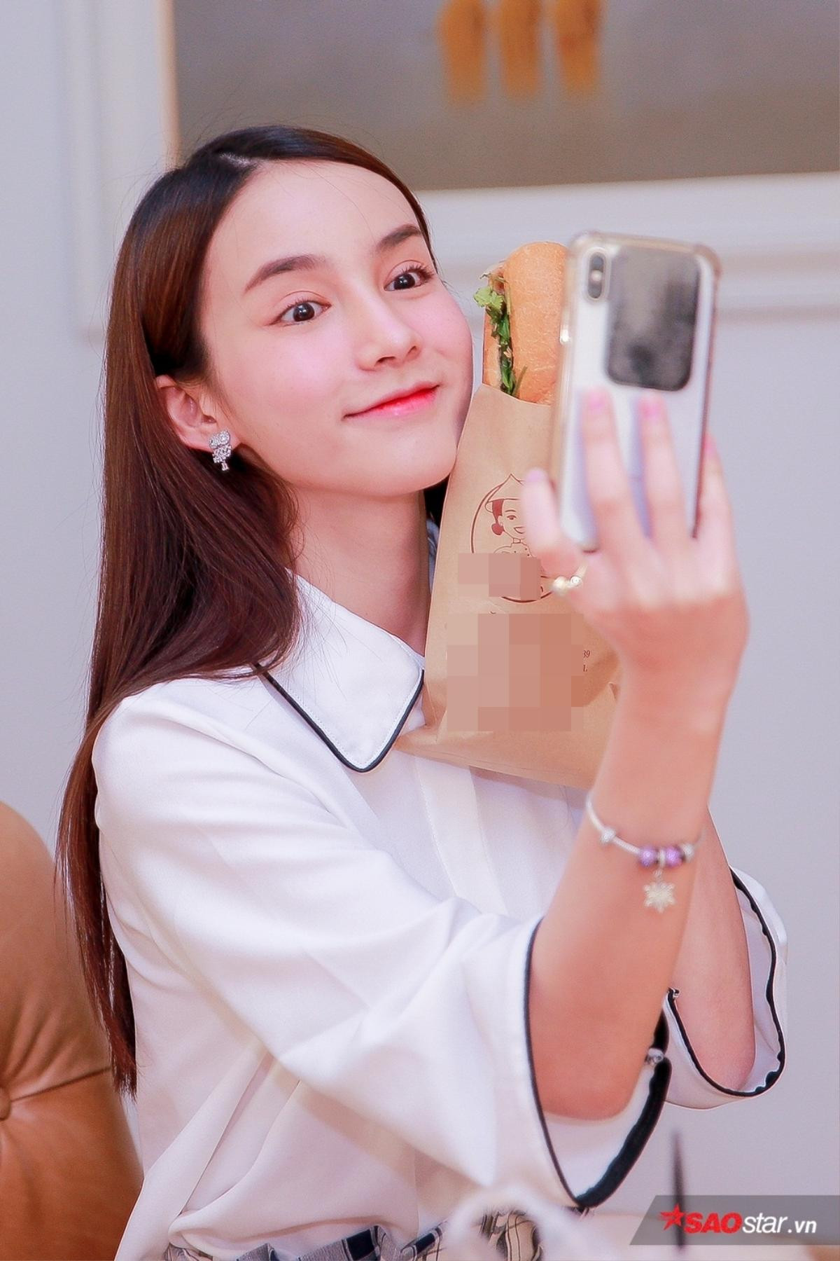 'Thiên thần chuyển giới' Yoshi hào hứng selfie với bánh mì, Hương Giang sang Nhật Bản làm giám khảo hoa hậu chuyển giới Ảnh 1