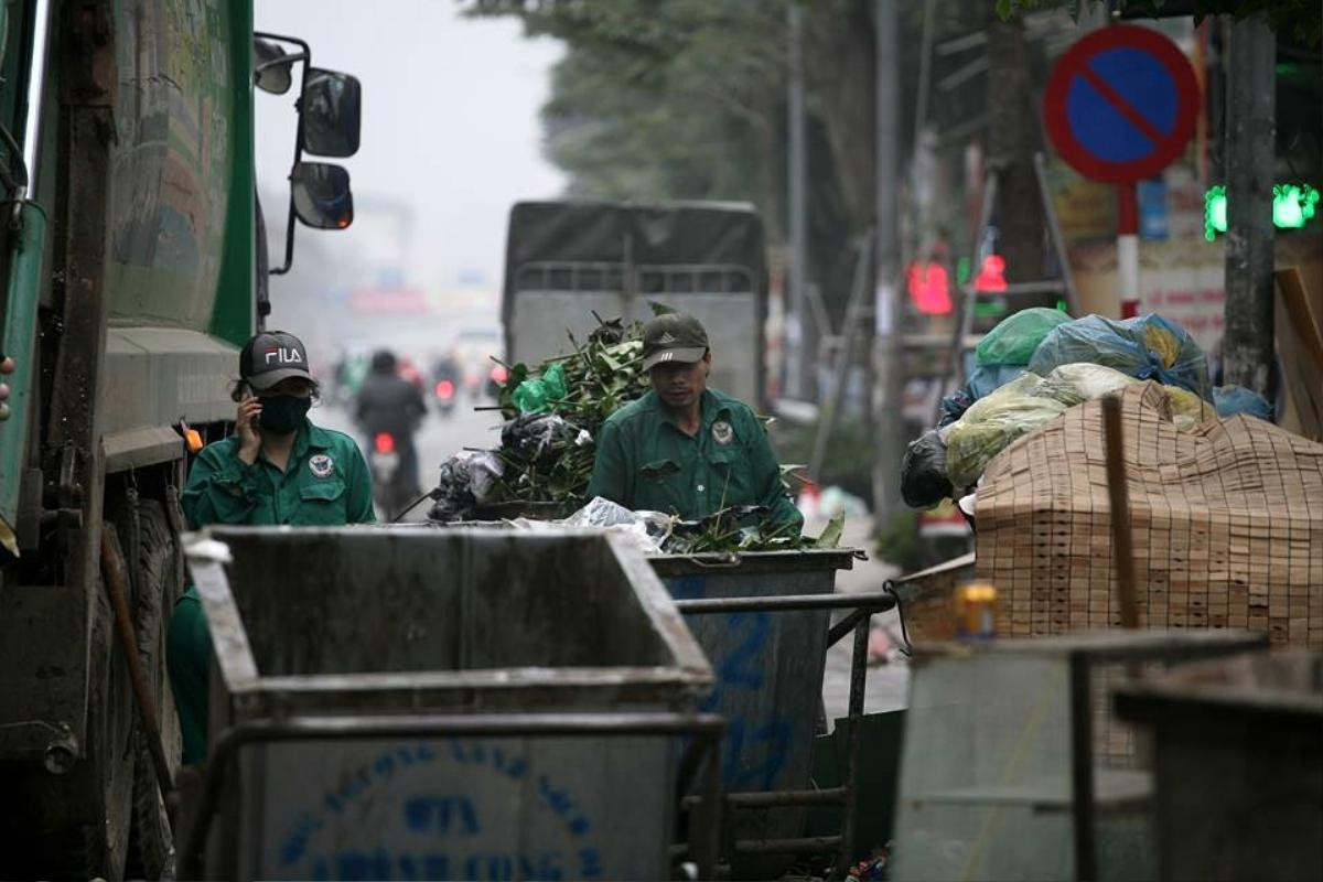 Kinh hoàng rác thải chất đống chưa từng thấy, đường phố Hà Nội nhếch nhác ngày giáp Tết Ảnh 10