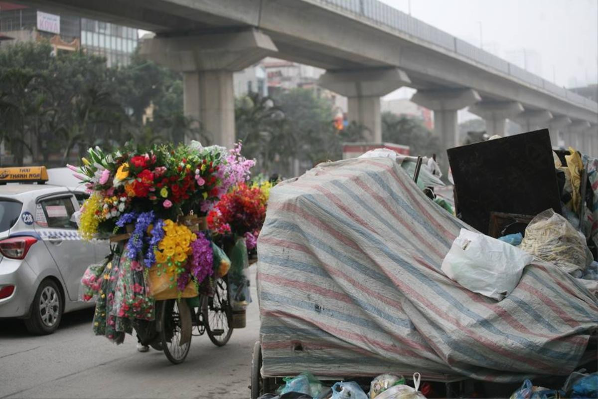 Kinh hoàng rác thải chất đống chưa từng thấy, đường phố Hà Nội nhếch nhác ngày giáp Tết Ảnh 9