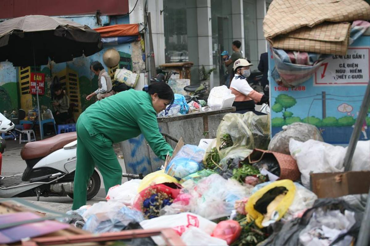 Kinh hoàng rác thải chất đống chưa từng thấy, đường phố Hà Nội nhếch nhác ngày giáp Tết Ảnh 4