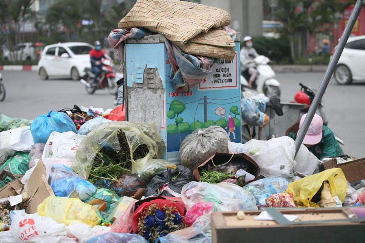 Kinh hoàng rác thải chất đống chưa từng thấy, đường phố Hà Nội nhếch nhác ngày giáp Tết Ảnh 6