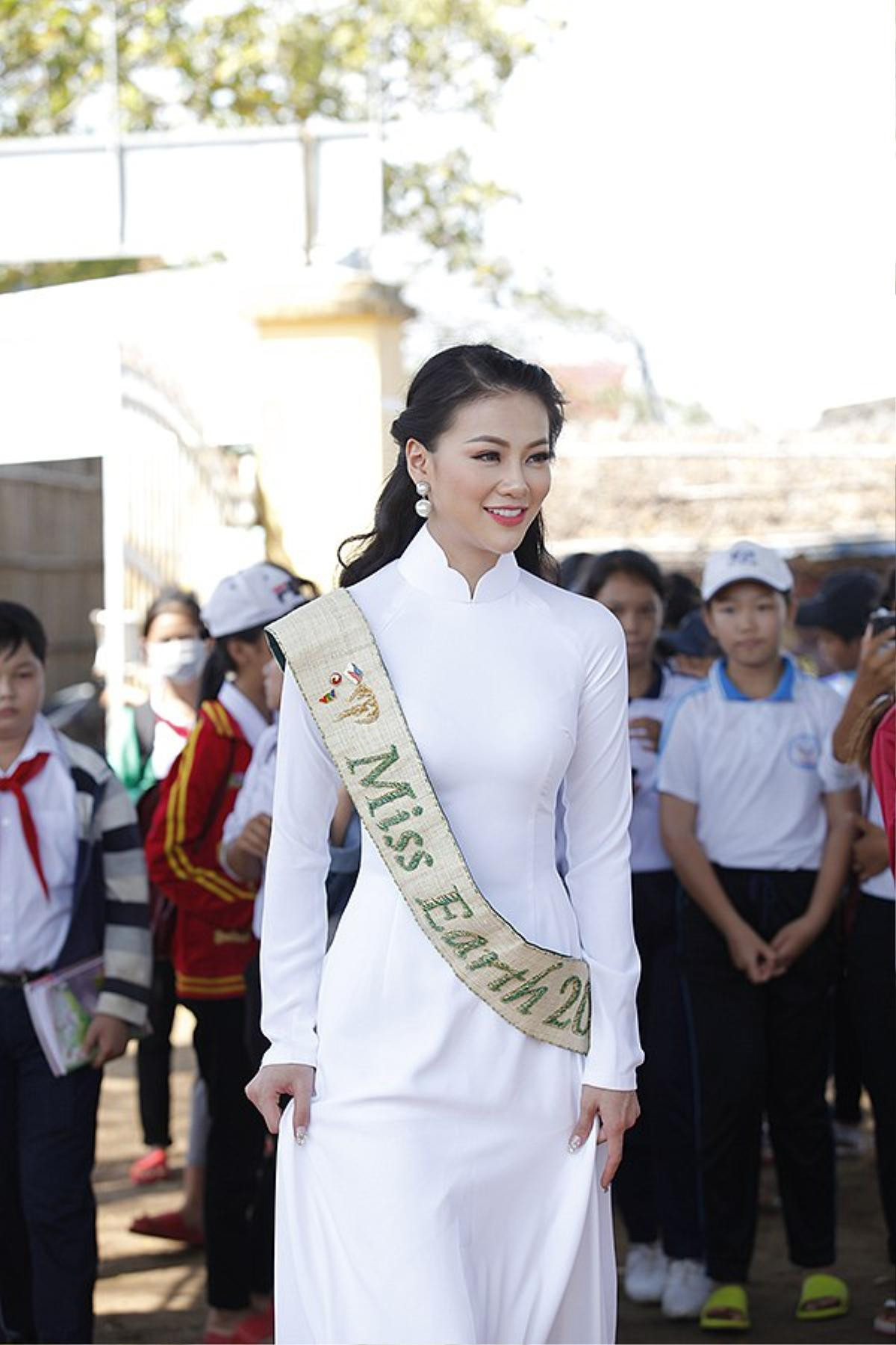 Mặc ‘nắng táp gió biển’, Hoa hậu Trái đất Phương Khánh hăng say trồng rừng, kêu gọi chống biến đổi khí hậu Ảnh 1