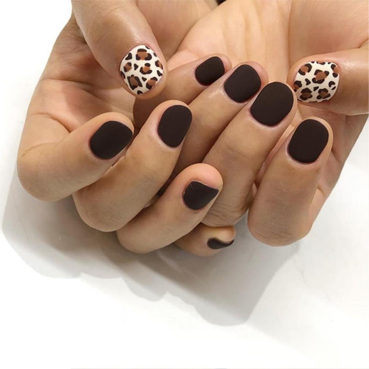 Màu nail 'mặt người' trở thành trend sơn móng năm 2019 Ảnh 1