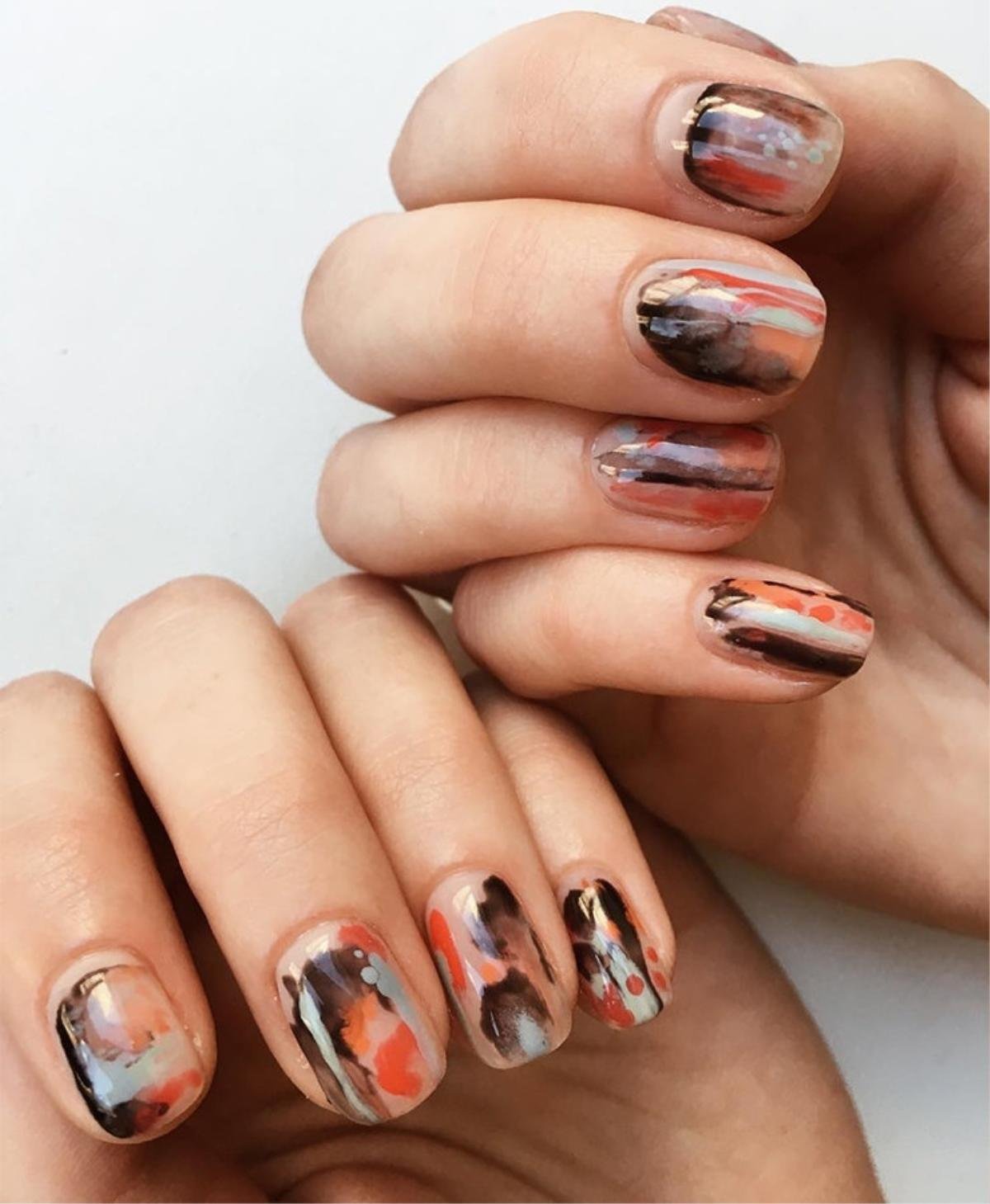 Màu nail 'mặt người' trở thành trend sơn móng năm 2019 Ảnh 4