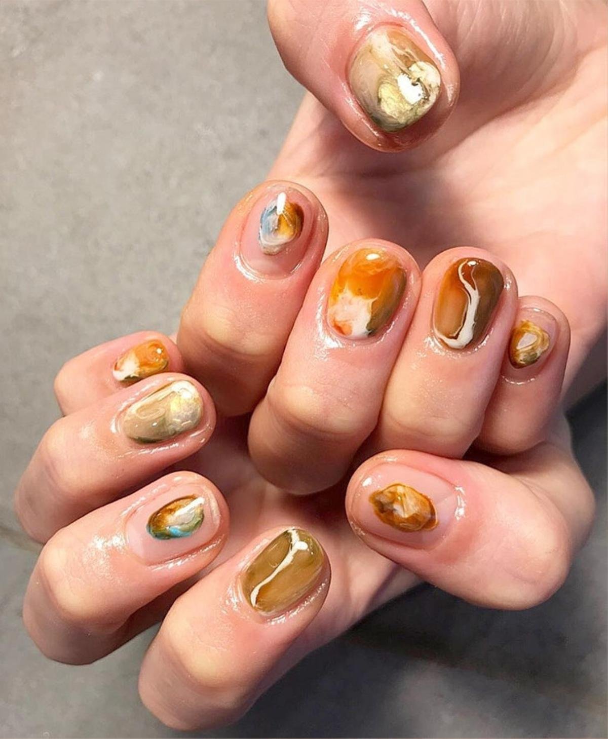 Màu nail 'mặt người' trở thành trend sơn móng năm 2019 Ảnh 3