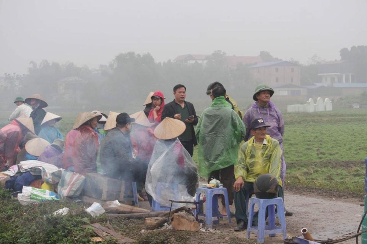 Nỗi khổ cực của người dân sống gần bãi rác lớn nhất Hà Nội: ‘Đi đám cưới không dám ăn cỗ, ngồi ở nhà phải mắc màn’ Ảnh 1