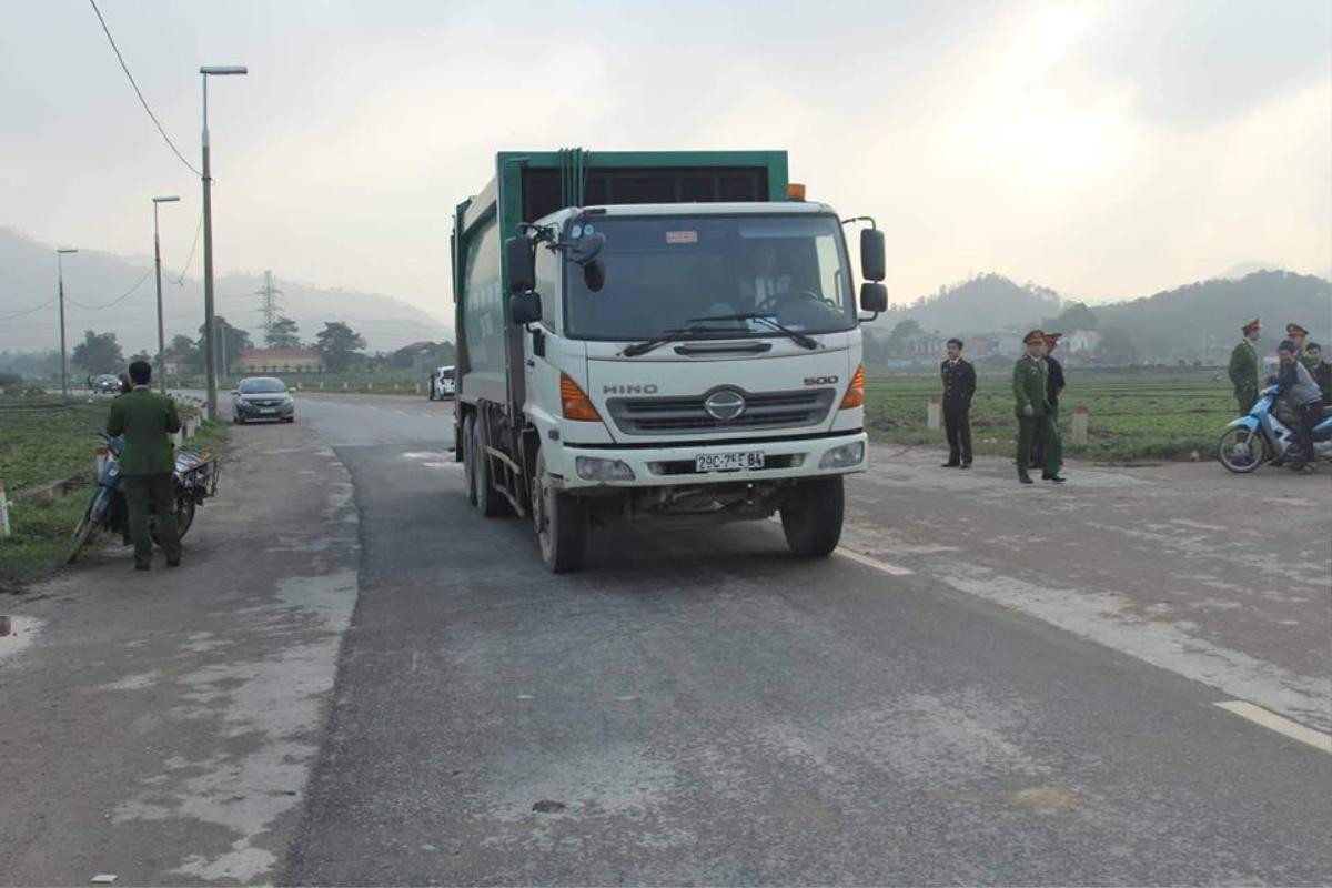 Nỗi khổ cực của người dân sống gần bãi rác lớn nhất Hà Nội: ‘Đi đám cưới không dám ăn cỗ, ngồi ở nhà phải mắc màn’ Ảnh 2