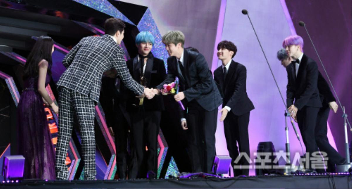 Phản ứng của khán giả khi Go Ara - V (BTS) nắm chặt tay trên sân khấu 'Seoul Music Awards 2019' Ảnh 4