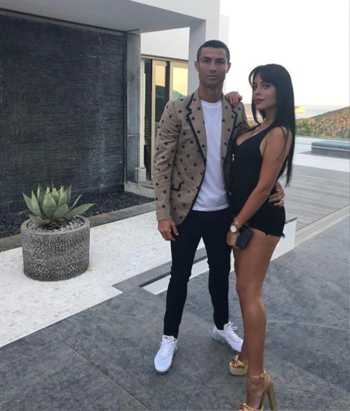 20 hình ảnh được like nhiều nhất trên Instagram: Cristiano Ronaldo, Kylie Jenner chiếm quá bán nhưng vị trí số 1 mới thực sự gây sốc Ảnh 7