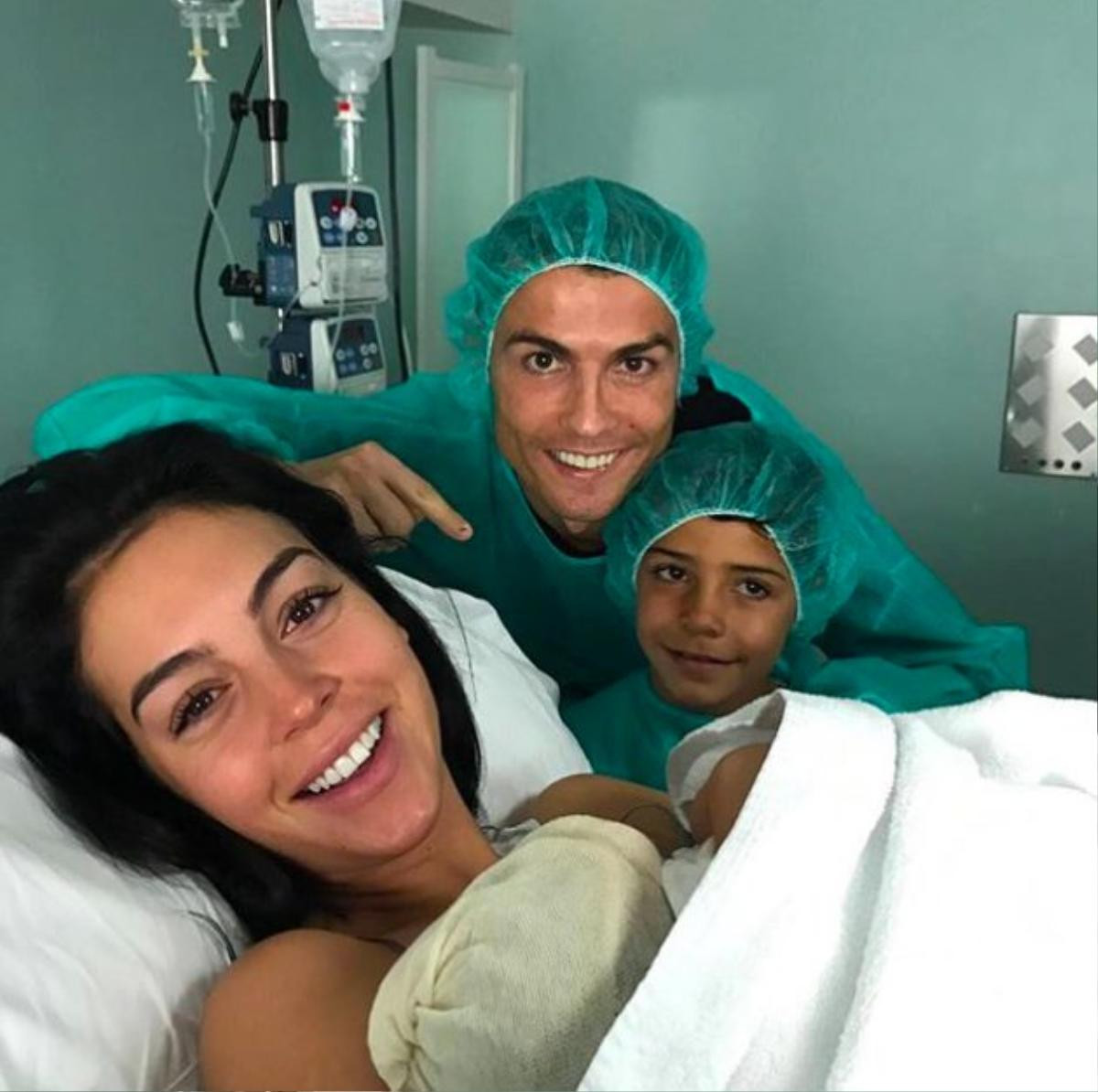 20 hình ảnh được like nhiều nhất trên Instagram: Cristiano Ronaldo, Kylie Jenner chiếm quá bán nhưng vị trí số 1 mới thực sự gây sốc Ảnh 9