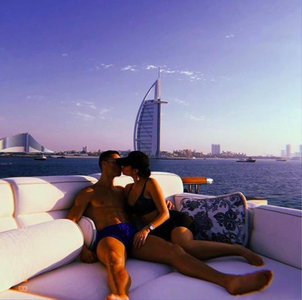 20 hình ảnh được like nhiều nhất trên Instagram: Cristiano Ronaldo, Kylie Jenner chiếm quá bán nhưng vị trí số 1 mới thực sự gây sốc Ảnh 10