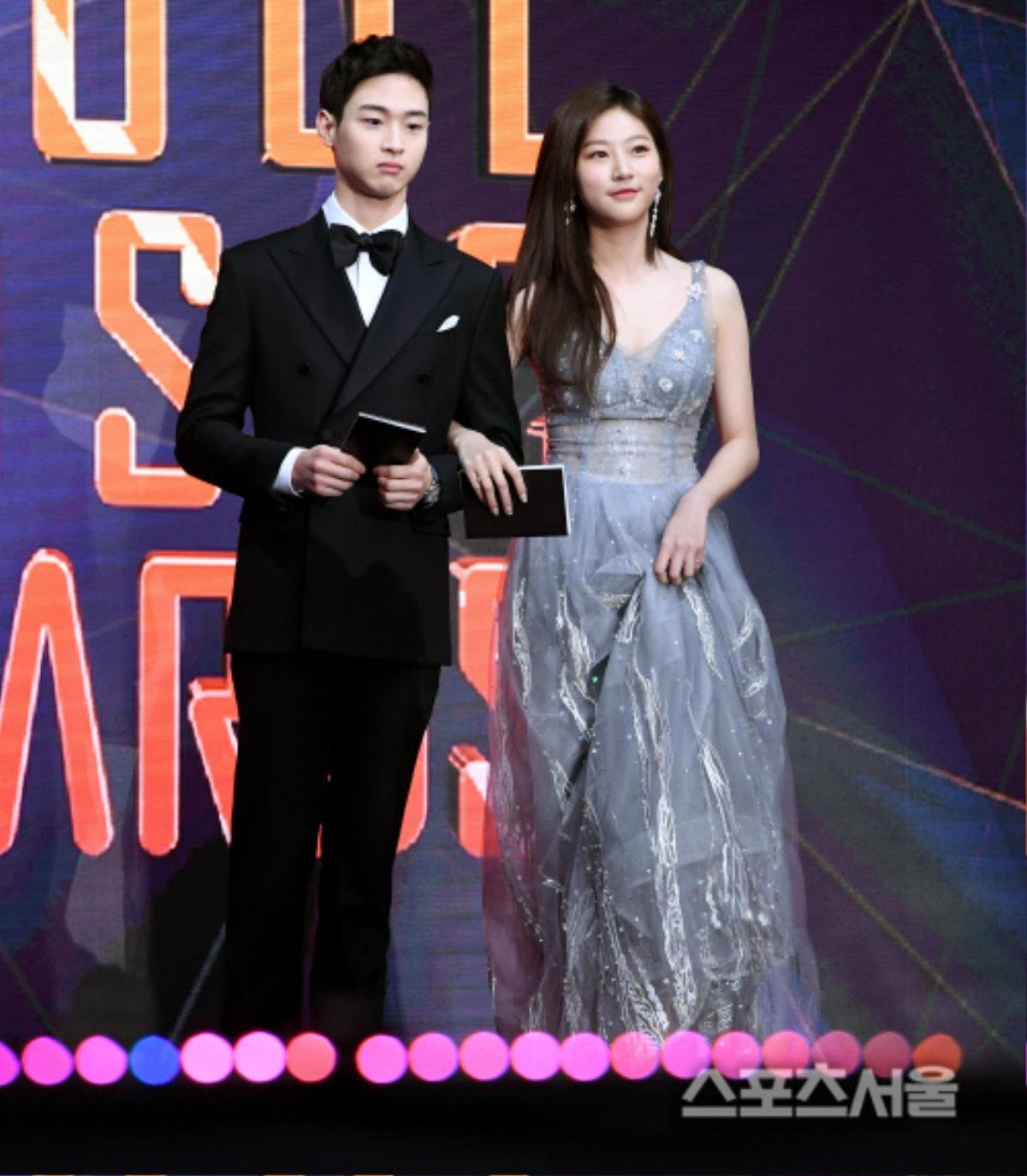 Jung Hae In, Go Ara, Ahn Hyo Seop cùng Nana trao giải cho sao Kpop tại 'Seoul Music Awards 2019' Ảnh 15