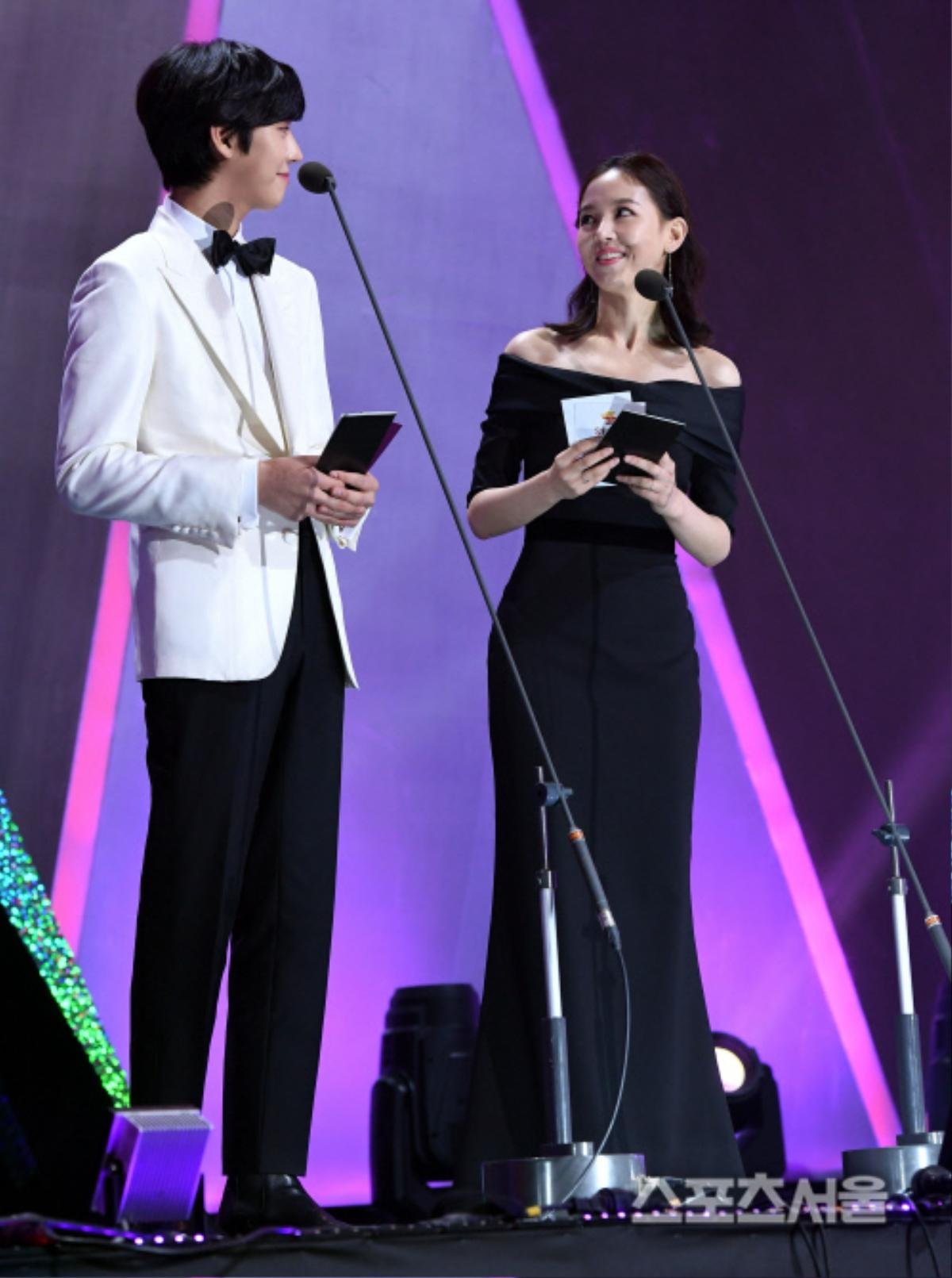 Jung Hae In, Go Ara, Ahn Hyo Seop cùng Nana trao giải cho sao Kpop tại 'Seoul Music Awards 2019' Ảnh 13