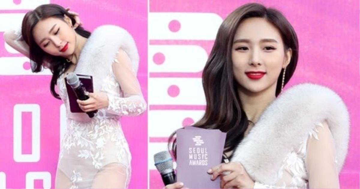 MC Han Cho Im diện váy xuyên thấu lộ liễu gây rúng động thảm đỏ Seoul Music Awards 2019 Ảnh 1