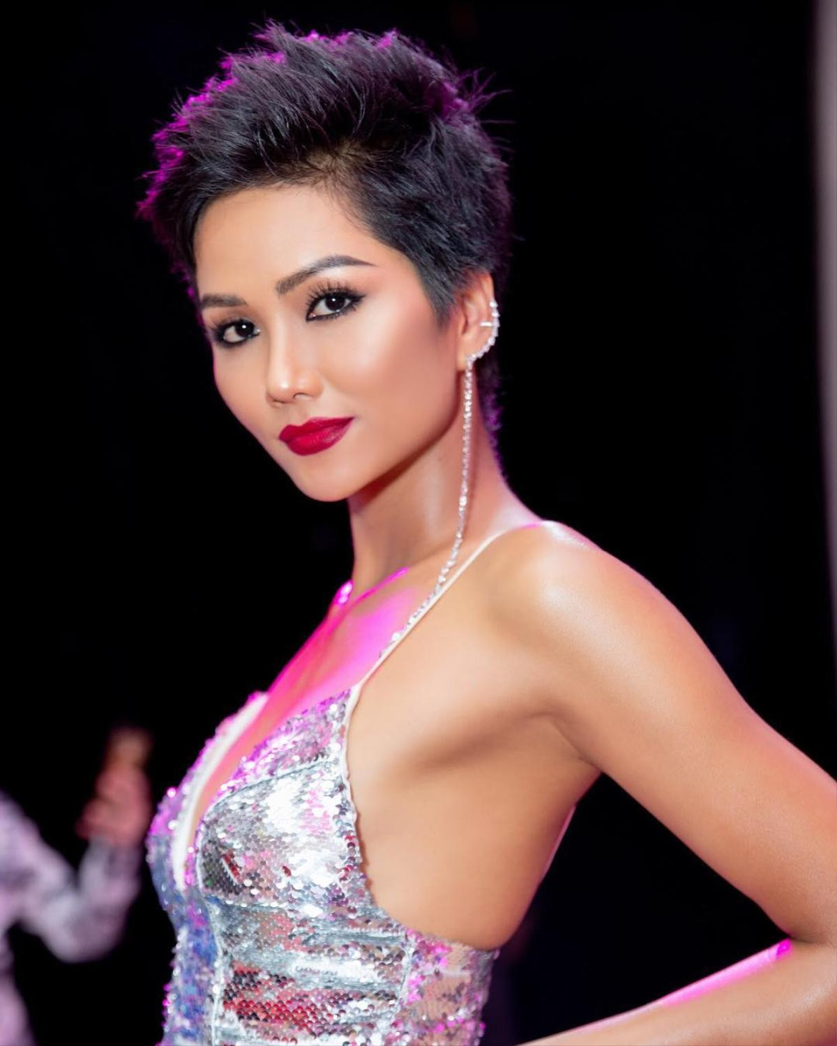 Lạ đời như H'Hen Niê: Tháng trước 'gây bão' Miss Universe, 30 ngày sau về quê cuốc ruộng bắp Ảnh 4