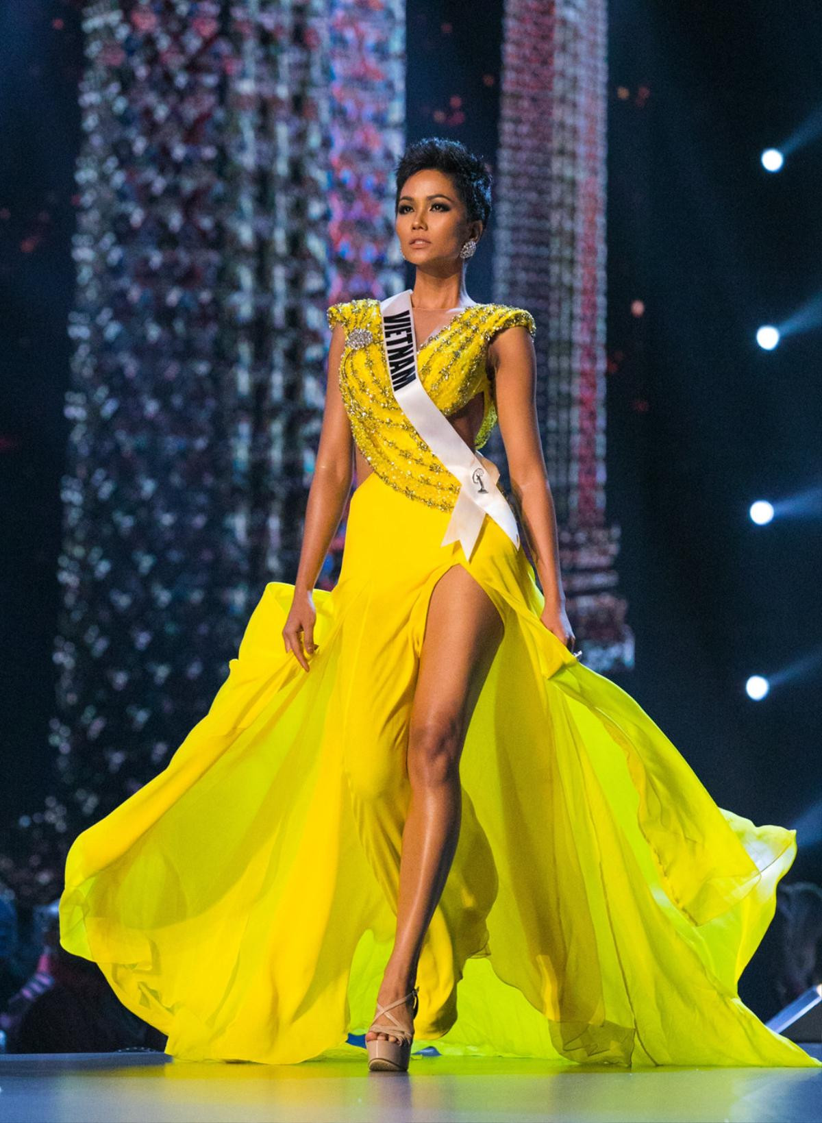 Lạ đời như H'Hen Niê: Tháng trước 'gây bão' Miss Universe, 30 ngày sau về quê cuốc ruộng bắp Ảnh 5