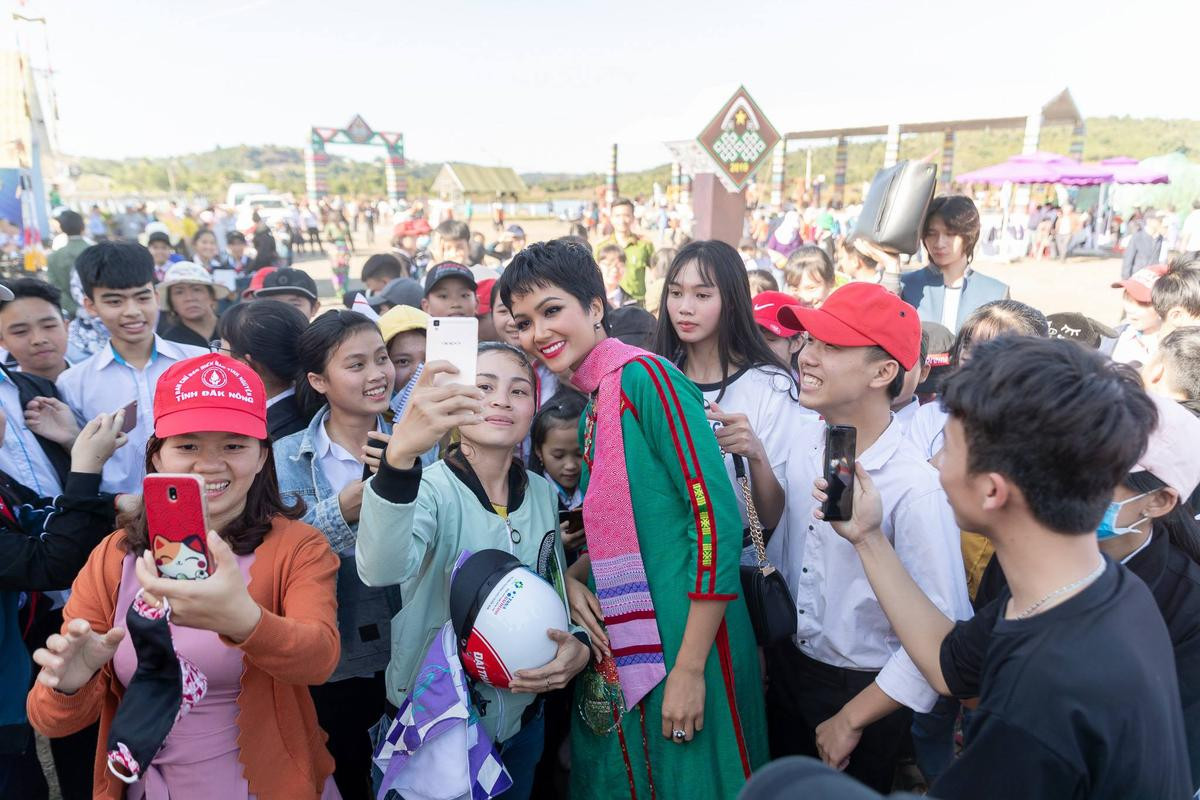 Có một H'hen Niê xinh đẹp 'mười phân vẹn mười' trong trang phục thổ cẩm 'đậm đà' bản sắc Việt Nam Ảnh 15