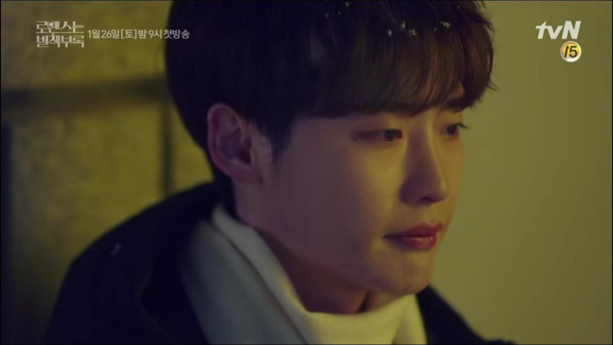 Trailer 'Romance is A Bonus Book': Lee Jong Suk - Lee Na Young nắm tay bỏ chạy trong ngày cưới, họ từng kết hôn? Ảnh 11