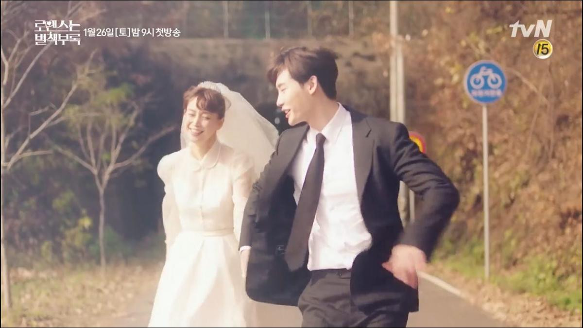 Trailer 'Romance is A Bonus Book': Lee Jong Suk - Lee Na Young nắm tay bỏ chạy trong ngày cưới, họ từng kết hôn? Ảnh 4