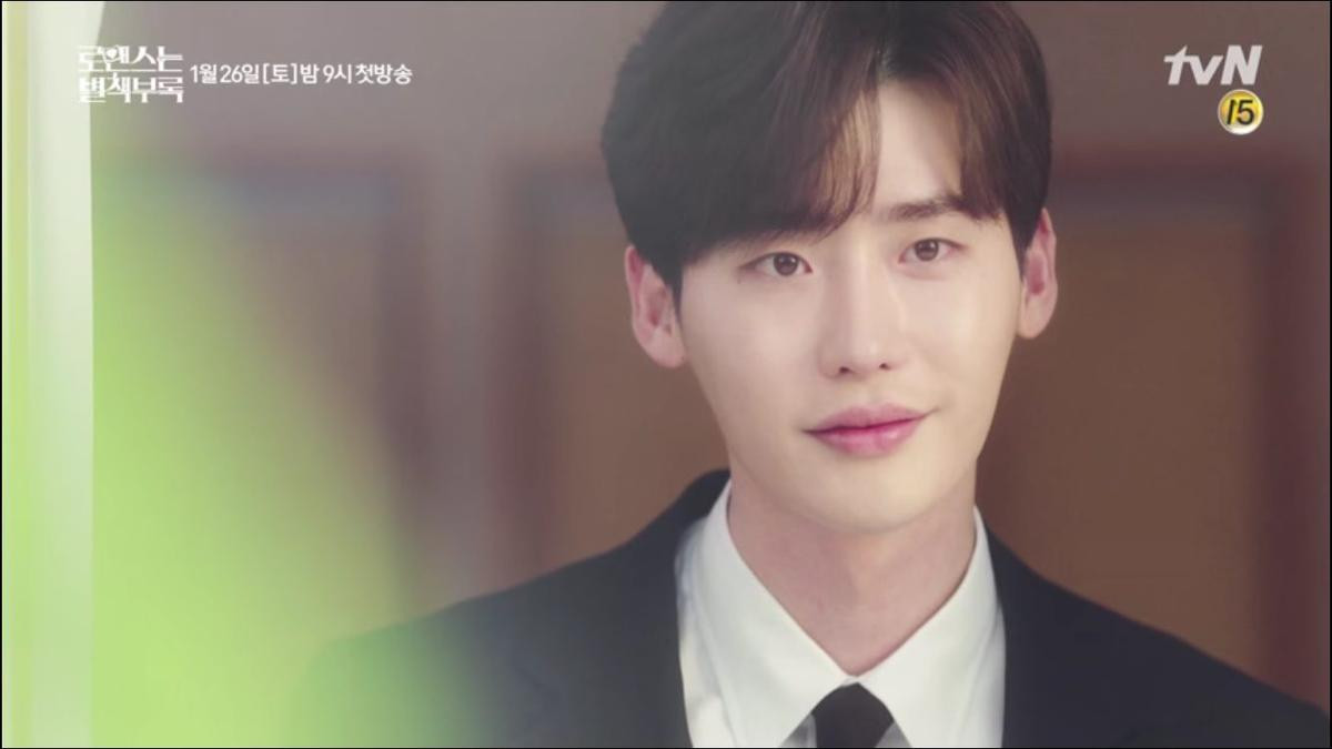 Trailer 'Romance is A Bonus Book': Lee Jong Suk - Lee Na Young nắm tay bỏ chạy trong ngày cưới, họ từng kết hôn? Ảnh 1