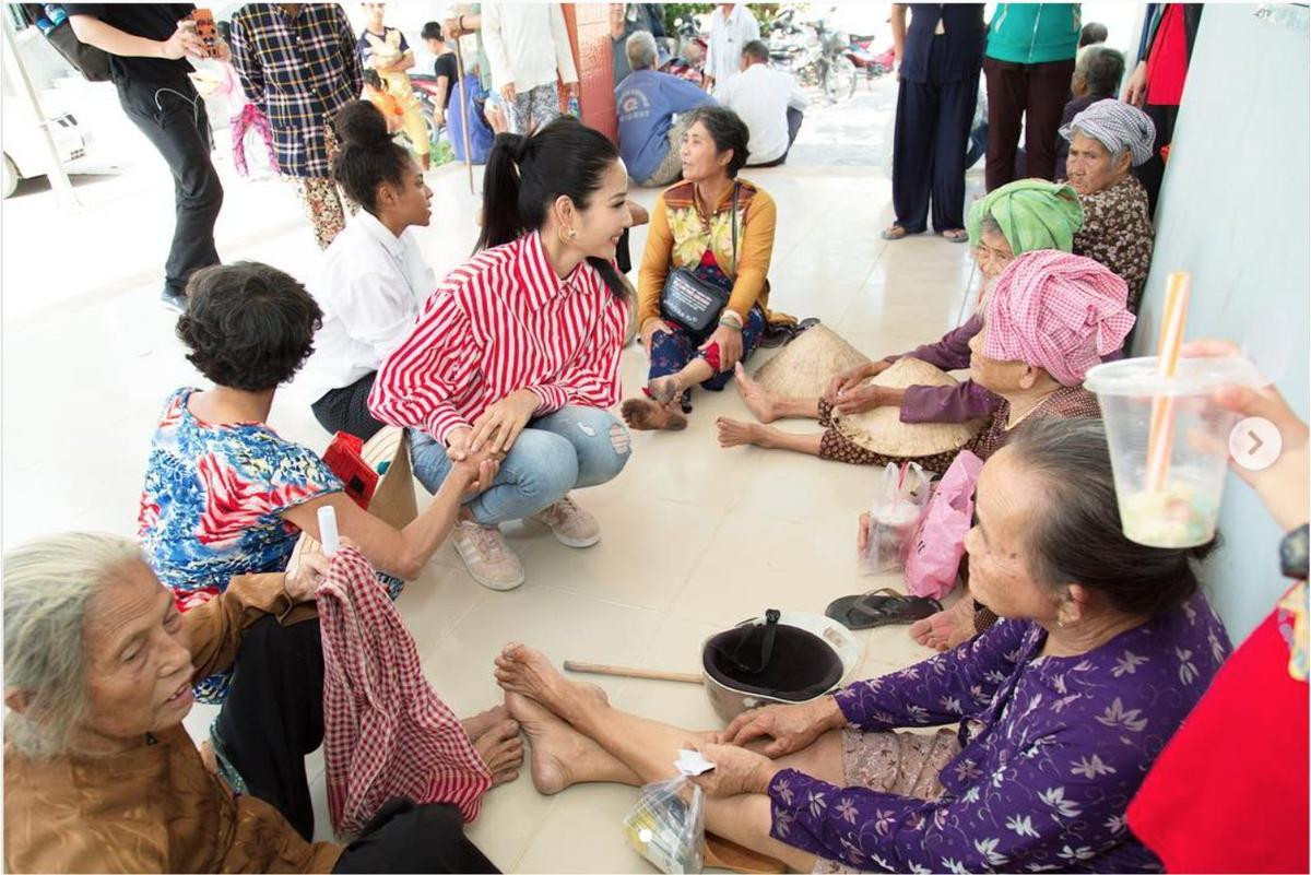 'Bỏ bê' Mâu Thủy, Hoàng Thùy cặp kê H'Hen Niê đi làm từ thiện ở một nơi xa Ảnh 3