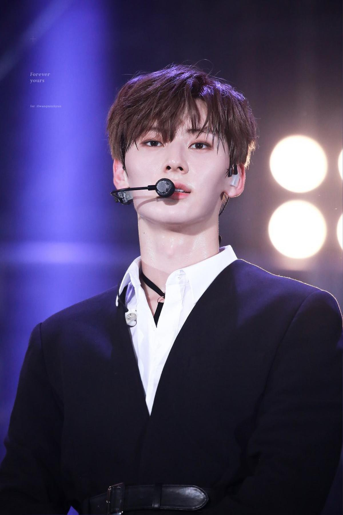 Lãng tử ngút ngàn trên sân khấu, ai ngờ Minhyun (WANNA ONE) ngoài đời thực lại như thế này Ảnh 1